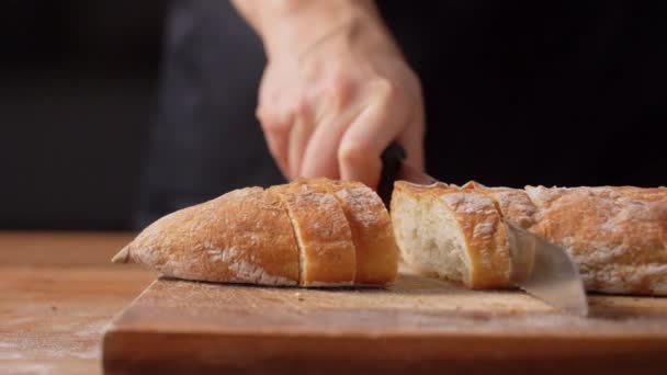 Kvinnlig bagare skära hembakat bröd på bageri — Stockvideo