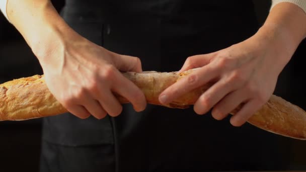 Primer plano del pan de baguette de frenado de panadero femenino — Vídeo de stock