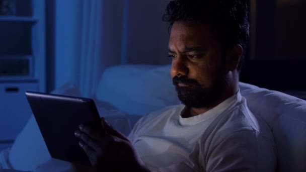 印度男人晚上带着平板电脑在家里睡觉 — 图库视频影像