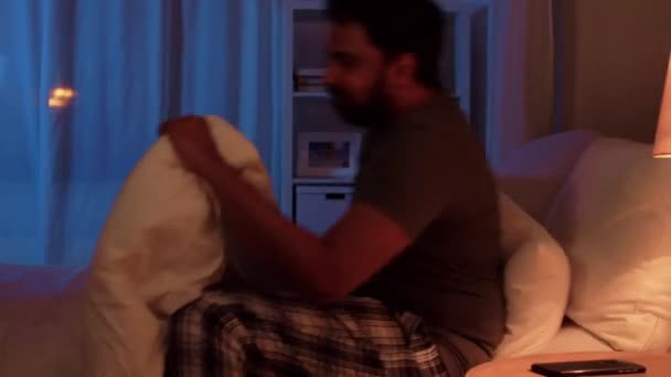 夜になると家にスマートフォンを持っているインド人男性 — ストック動画