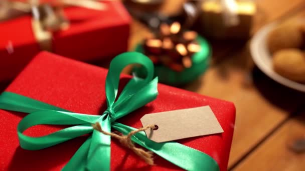 Manos escribiendo nombre en la etiqueta de regalos de Navidad — Vídeo de stock