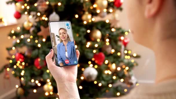 Mulher com smartphone tem chamada de vídeo no Natal — Vídeo de Stock