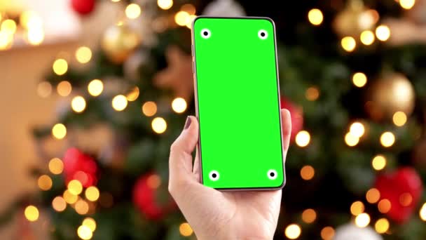 Vrouw met groen scherm op smartphone met kerst — Stockvideo