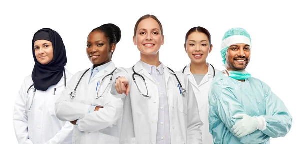 Międzynarodowa grupa lekarzy wskazująca na Ciebie — Zdjęcie stockowe