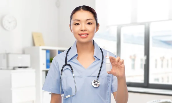 Lächelnde asiatische Ärztin oder Krankenschwester mit Medizin — Stockfoto