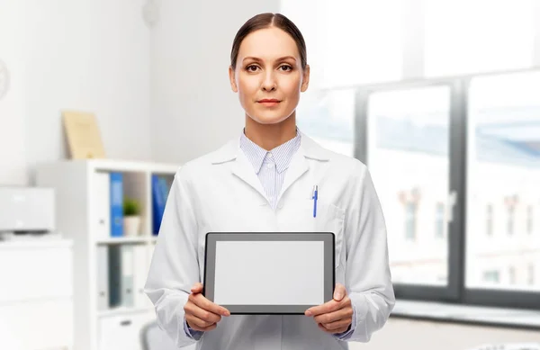Medico donna con tablet in ospedale — Foto Stock