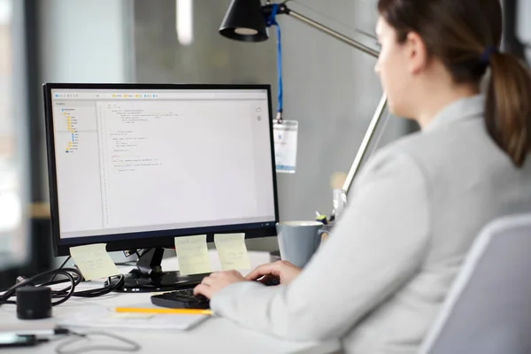 Femme d'affaires avec ordinateur travaillant au bureau — Photo