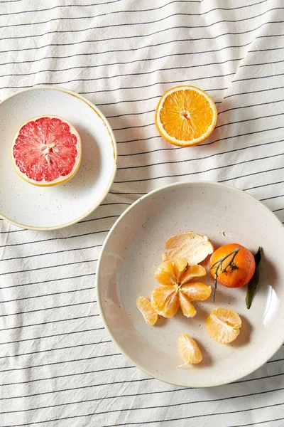 Vida tranquila com mandarinas e toranja na chapa — Fotografia de Stock