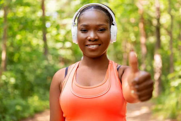 Mulher americana africana feliz com fones de ouvido — Fotografia de Stock