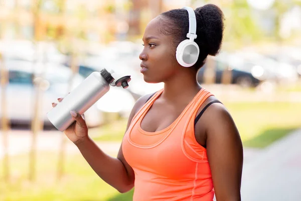 Afro-americana mulher beber água após esportes — Fotografia de Stock