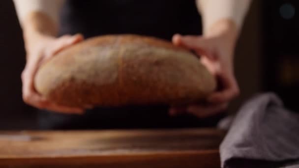 Kobieta piekarz pokazując domowej roboty chleb w piekarni — Wideo stockowe