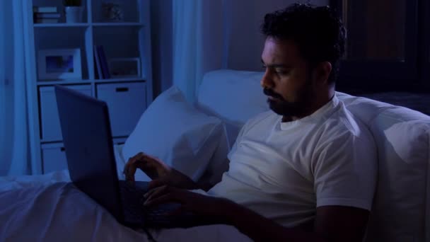 夜になると家にノートパソコンを持ったインド人男性が — ストック動画