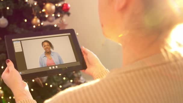 Mujer con tablet pc tiene videollamada en Navidad — Vídeos de Stock