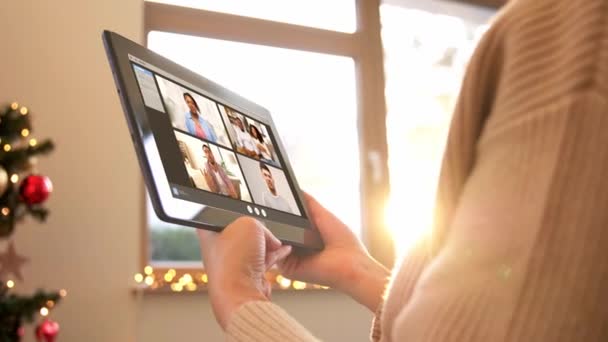 Mujer con tablet pc tiene videollamada en Navidad — Vídeo de stock