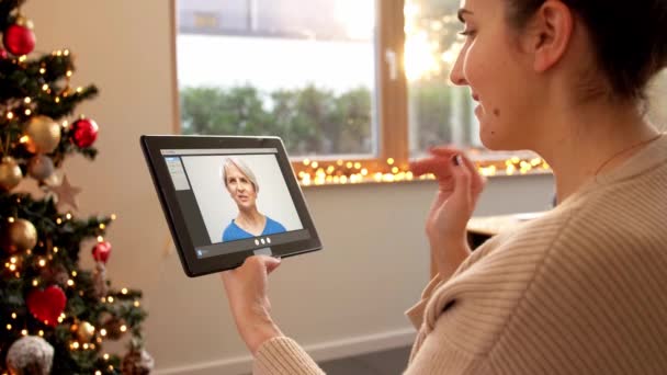 Frau mit Tablet-PC hat Videoanruf an Weihnachten — Stockvideo