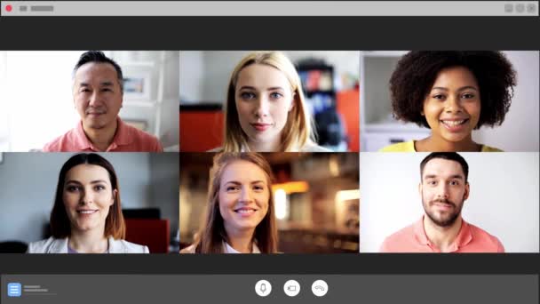 Képernyő emberekkel, akik csoportos video chat — Stock videók