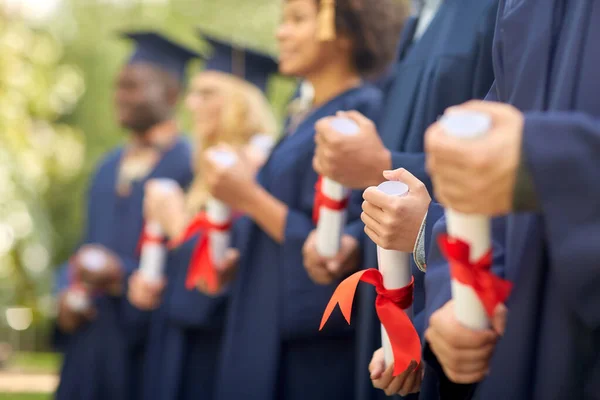 Postgraduální studenti minometných desek s diplomy — Stock fotografie