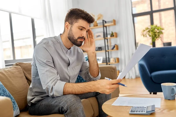 Homem estressado com contas em casa — Fotografia de Stock