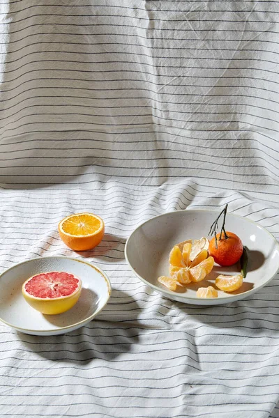 Zátiší s mandarinkami a grapefruitem na talíři — Stock fotografie