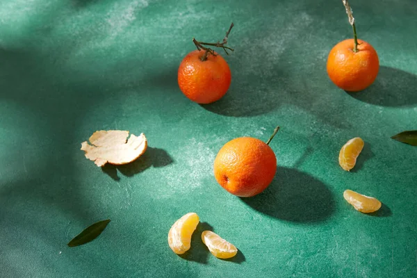 Natura morta con mandarini su sfondo verde — Foto Stock