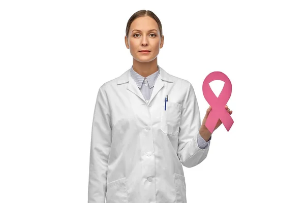 Doctora con cinta de conocimiento de cáncer de mama —  Fotos de Stock