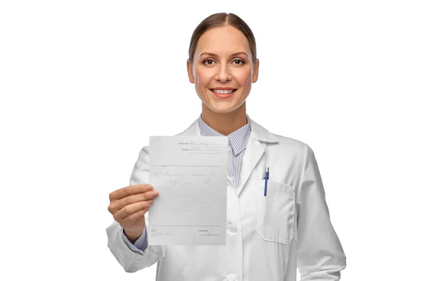 Sonriente médico femenino con receta en blanco —  Fotos de Stock