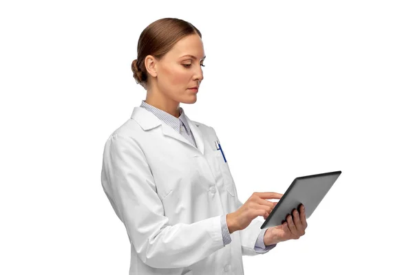 Medico o scienziato donna con tablet computer — Foto Stock