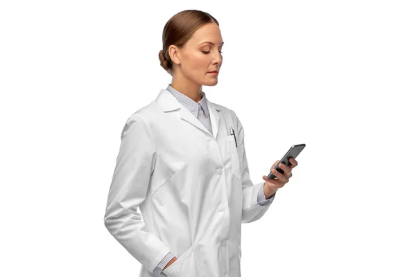 Γυναίκα γιατρός με smartphone — Φωτογραφία Αρχείου