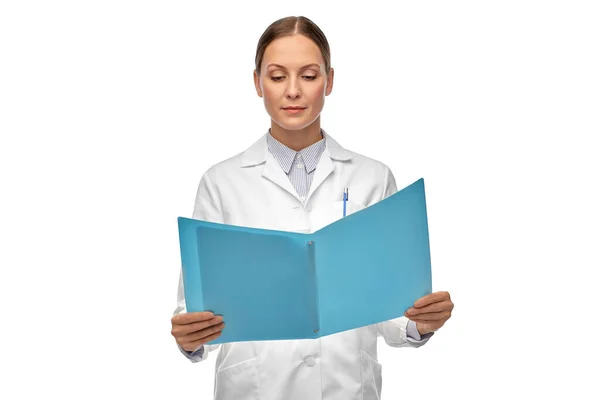 Doctora o científica con carpeta — Foto de Stock