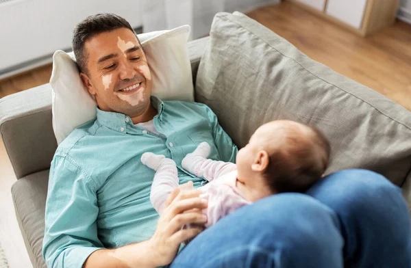 Middelbare leeftijd vader met vitiligo met baby — Stockfoto