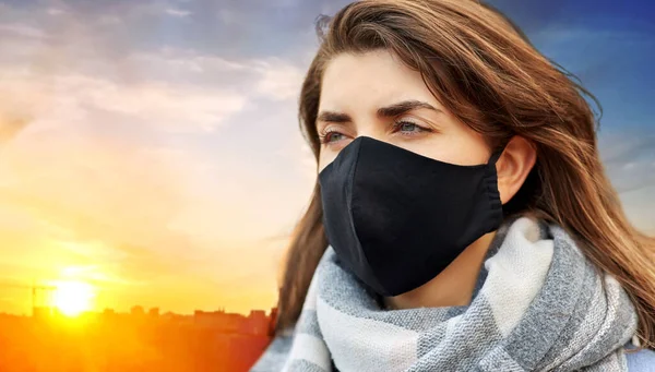 Kvinna bär skyddande återanvändbar barriär mask — Stockfoto