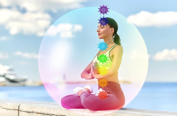 Joven mujer meditando en la pose de loto en la playa —  Fotos de Stock