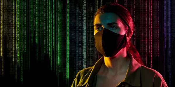 Hackerin in schwarzer Maske über Binärcode — Stockfoto