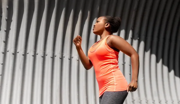 トンネルを走っている若いアフリカ系アメリカ人女性は — ストック写真