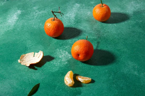 Natureza morta com tangerinas no fundo verde — Fotografia de Stock