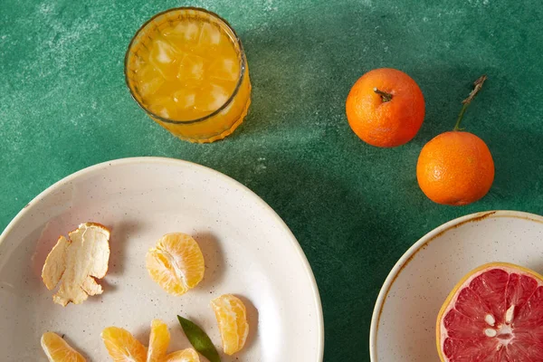 Mandarinas, pomelo y vaso de jugo —  Fotos de Stock