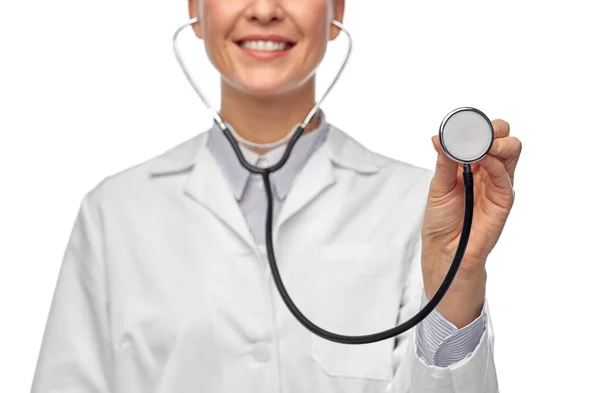 Крупный план улыбающейся женщины-врача со стетоскопом — стоковое фото
