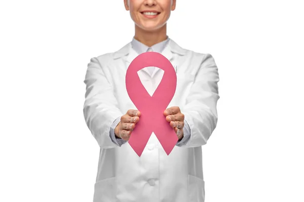 Médico feminino com fita de conscientização de câncer de mama — Fotografia de Stock