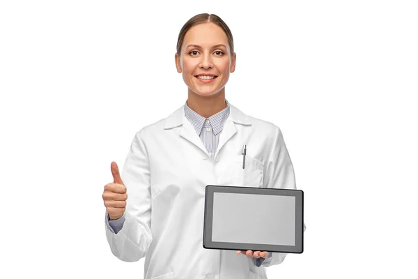 Счастливая женщина-врач с планшетным компьютером показывает вверх большие пальцы — стоковое фото