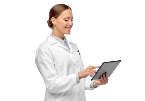 Medico o scienziato donna con tablet computer — Foto Stock