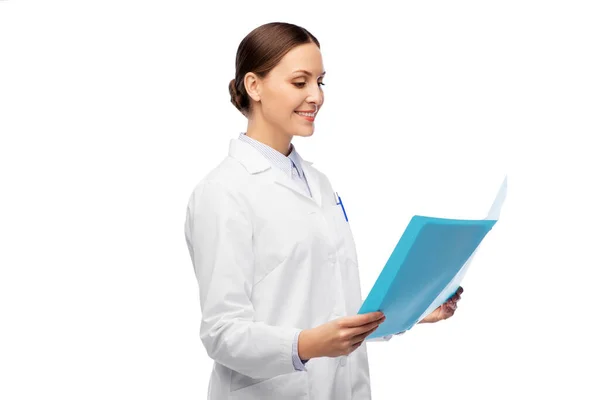 Feliz sonriente médico femenino con carpeta — Foto de Stock