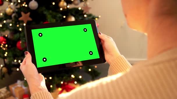 Nő zöld képernyővel tabletta pc karácsonykor — Stock videók