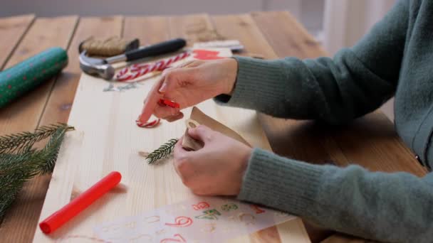 Manos haciendo calendario de adviento en Navidad en casa — Vídeos de Stock