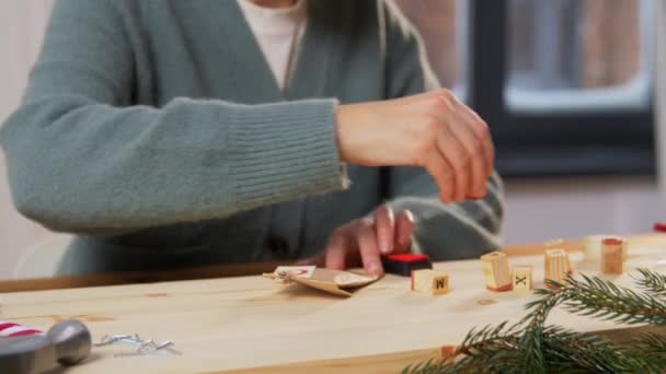 Vrouw maken adventskalender op kerst thuis — Stockvideo