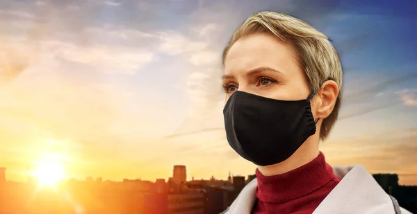 Kvinna bär skyddande återanvändbar barriär mask — Stockfoto