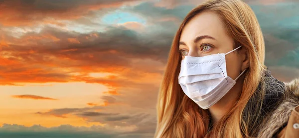 Ung kvinna bär skyddande medicinsk mask — Stockfoto