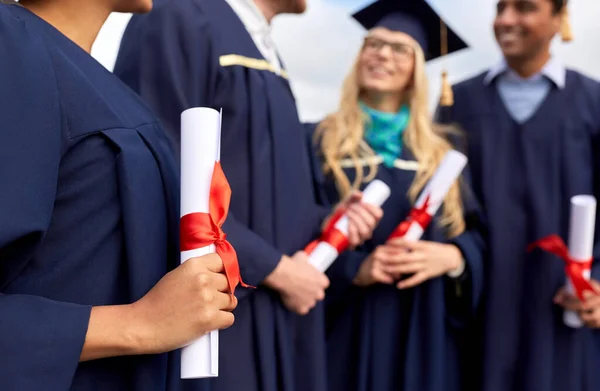 Estudantes de pós-graduação em placas de argamassa com diplomas — Fotografia de Stock