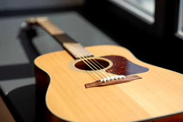 Primer plano de la guitarra acústica en alféizar ventana — Foto de Stock