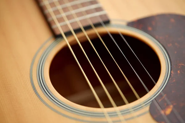 Zblízka akustické kytary struny — Stock fotografie