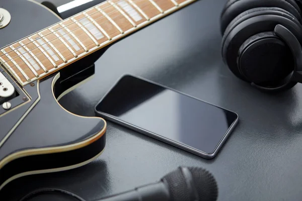 Primer plano de la guitarra baja y teléfono inteligente —  Fotos de Stock